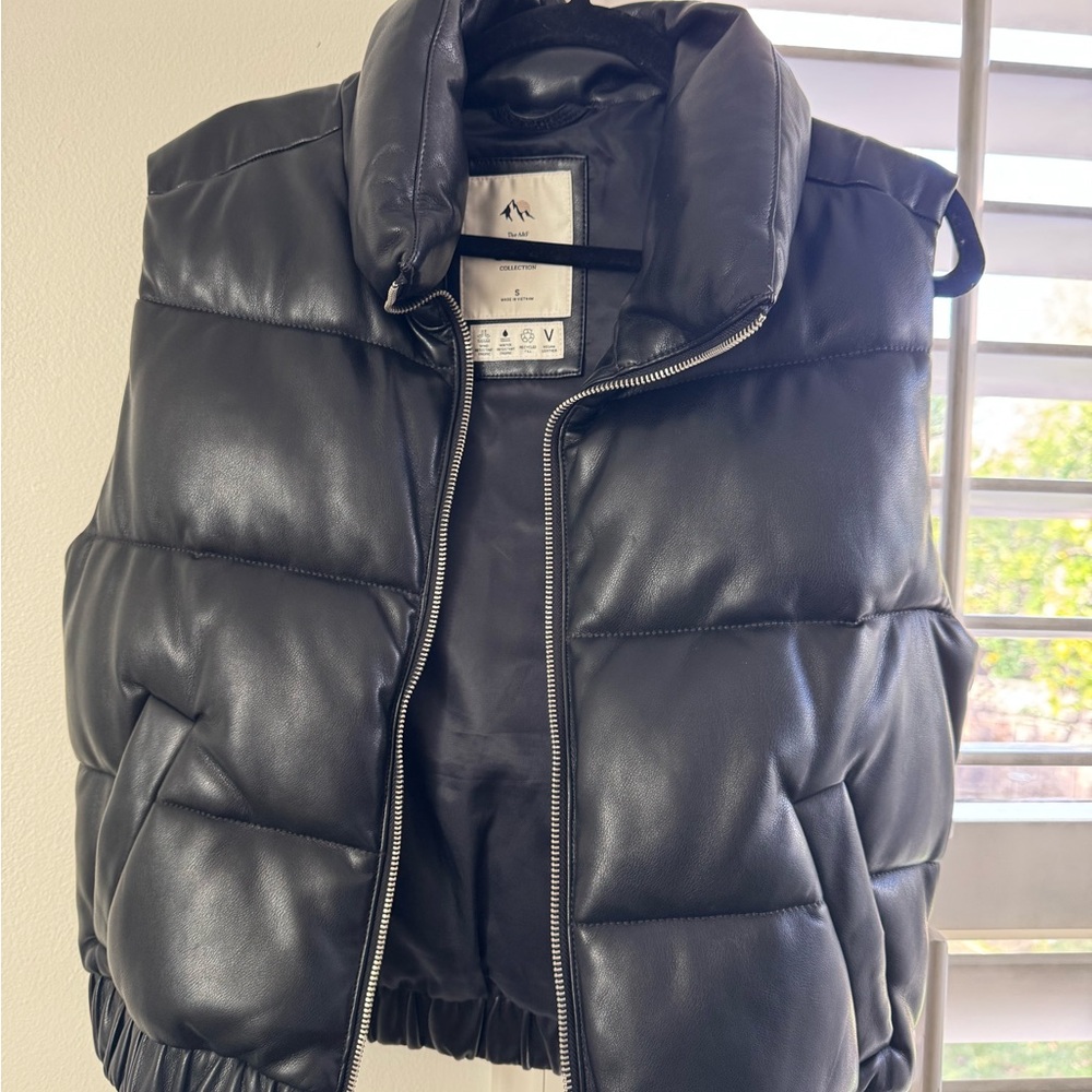 Abercrombie & Fitch black puffer vest